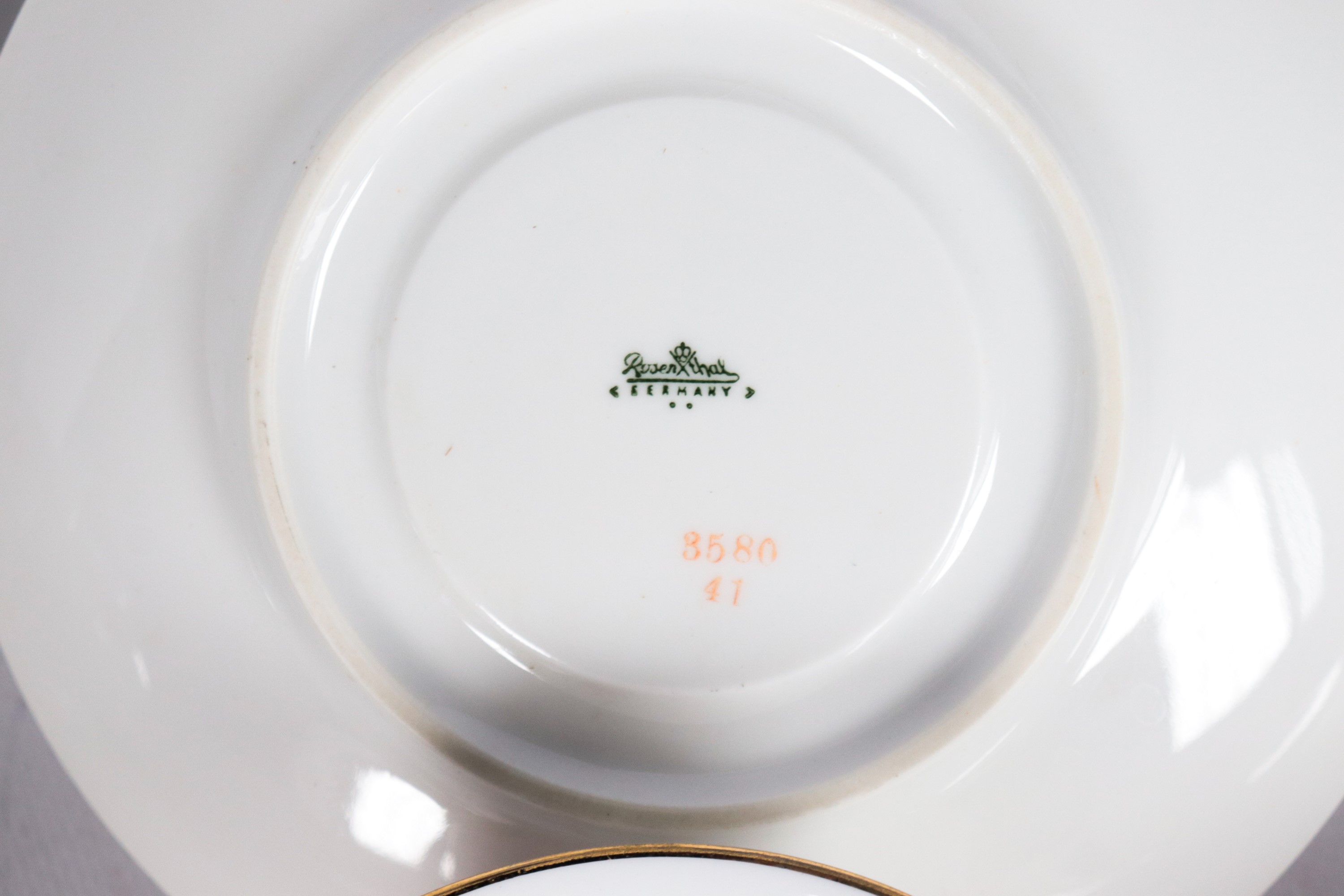 Antico servizio da tè in porcellana bianca di Rosenthal, con decorazioni in rosa antico a motivi ...