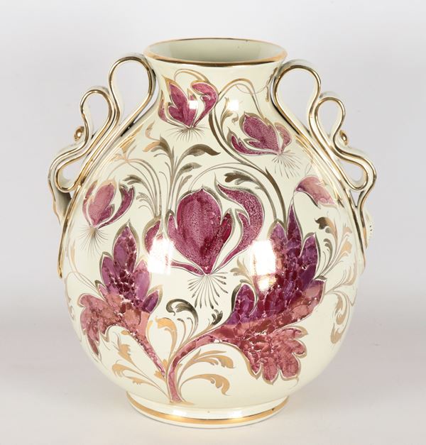 Vaso Liberty in ceramica porcellanata e smaltata, con decorazioni policrome a motivi di volute floreali, manici sagomati
