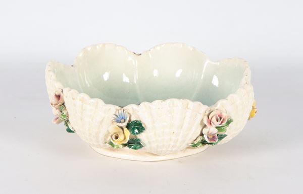Ciotola Liberty in ceramica smaltata, a forma tonda centinata con fiori policromi a rilievo, all'interno sul fondo figure di pesci variopinti