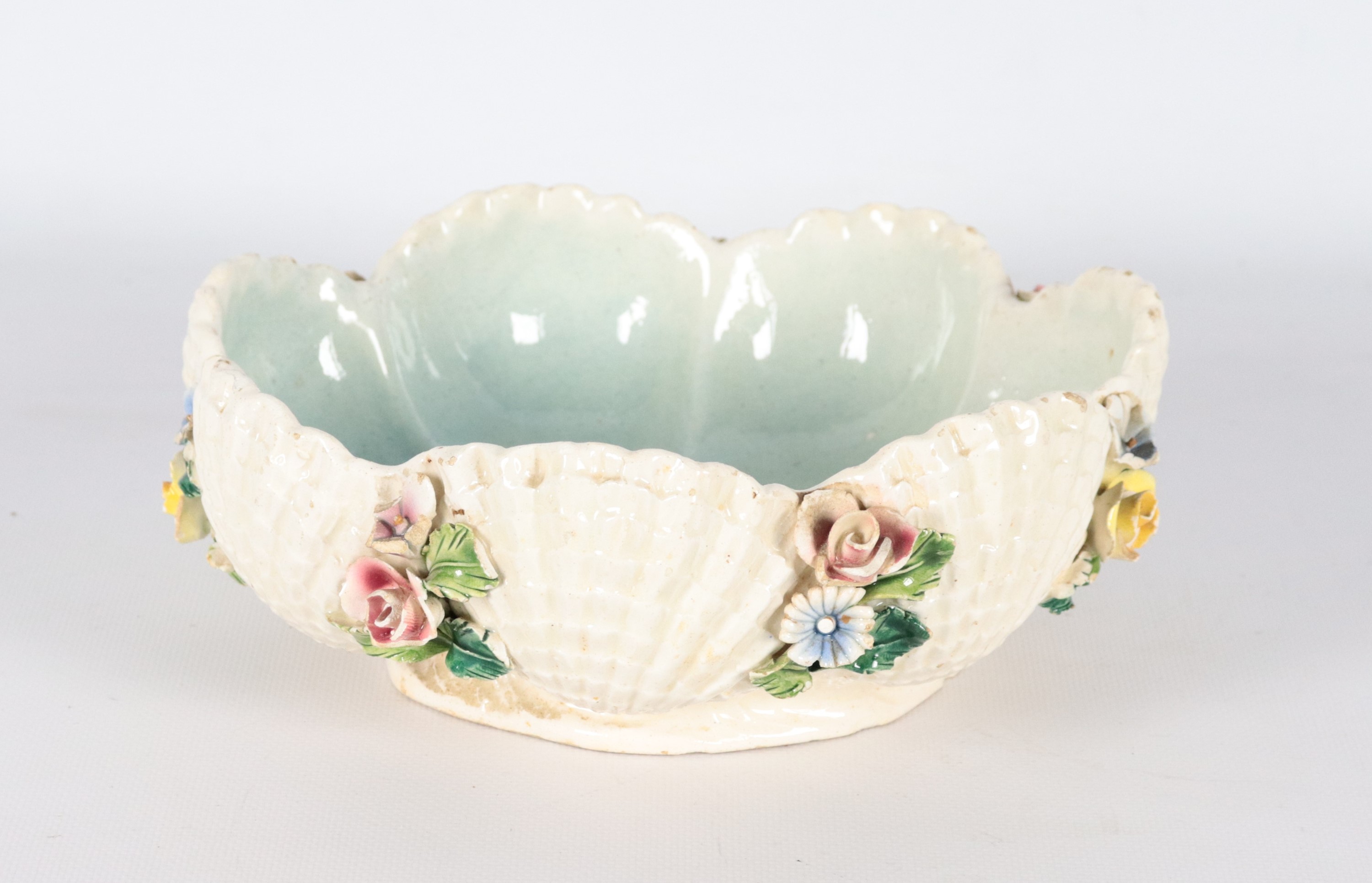 Ciotola Liberty in ceramica smaltata, a forma tonda centinata con fiori policromi a rilievo, all'...