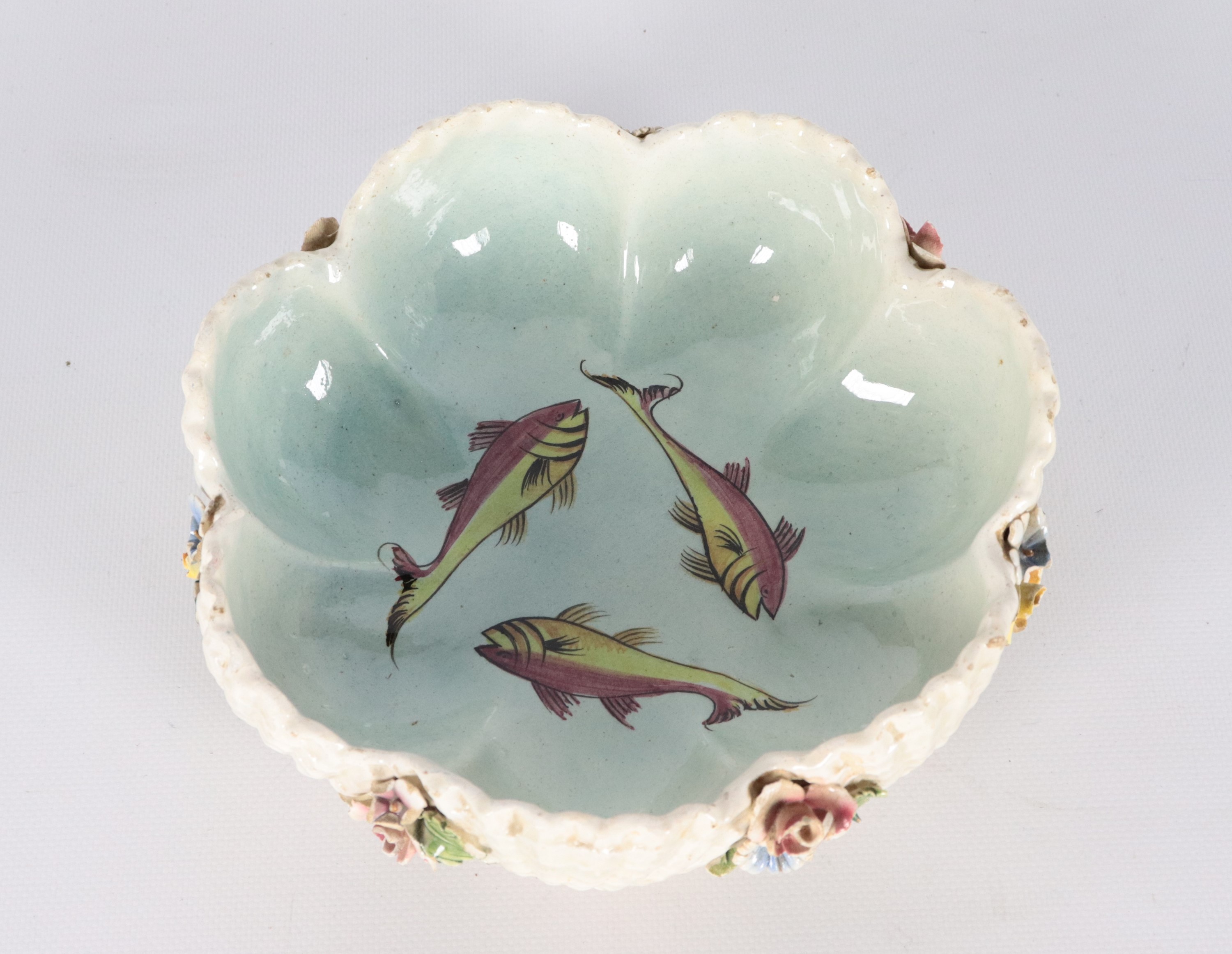 Ciotola Liberty in ceramica smaltata, a forma tonda centinata con fiori policromi a rilievo, all'...