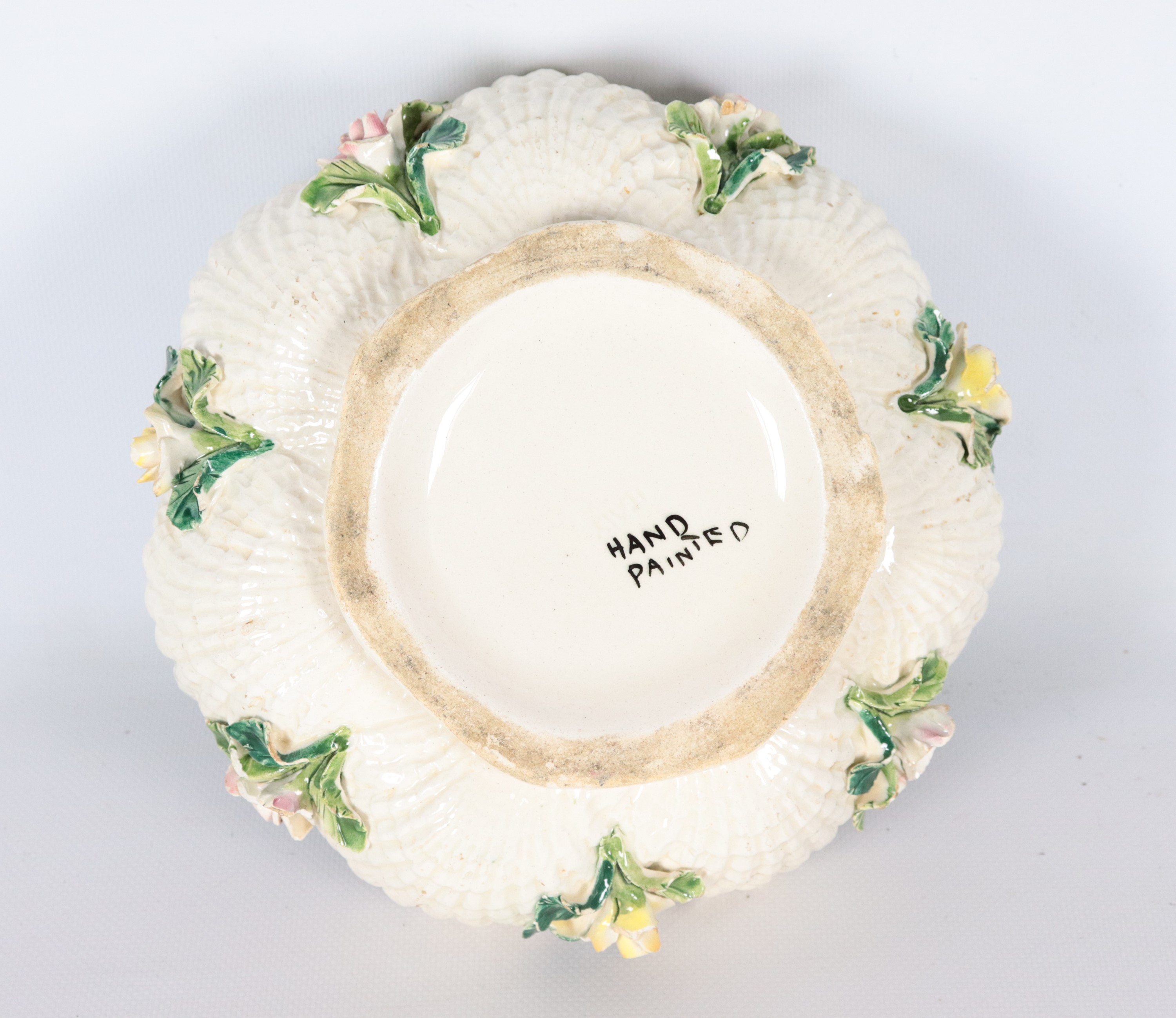 Ciotola Liberty in ceramica smaltata, a forma tonda centinata con fiori policromi a rilievo, all'...