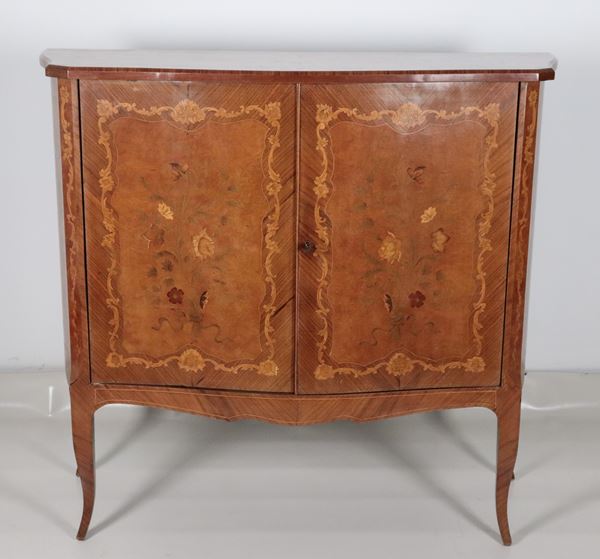Servante francese in bois de rose e legno satinato, con intarsi a fiori e volute geometriche, due sportelli e quattro  gambe ricurve