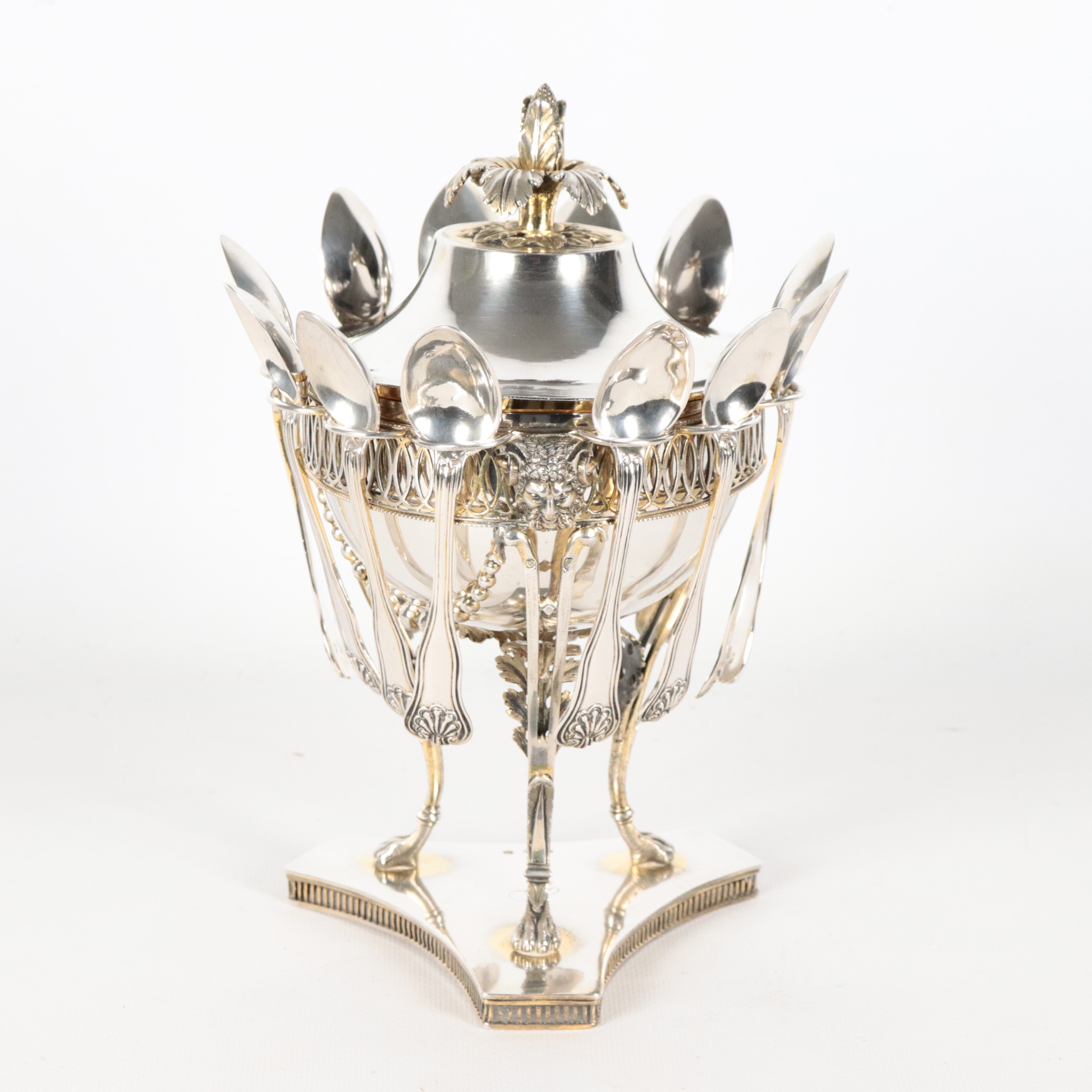 Antica zuccheriera francese in argento Epoca Primo Impero, cesellata e sbalzata con dodici cucchi...