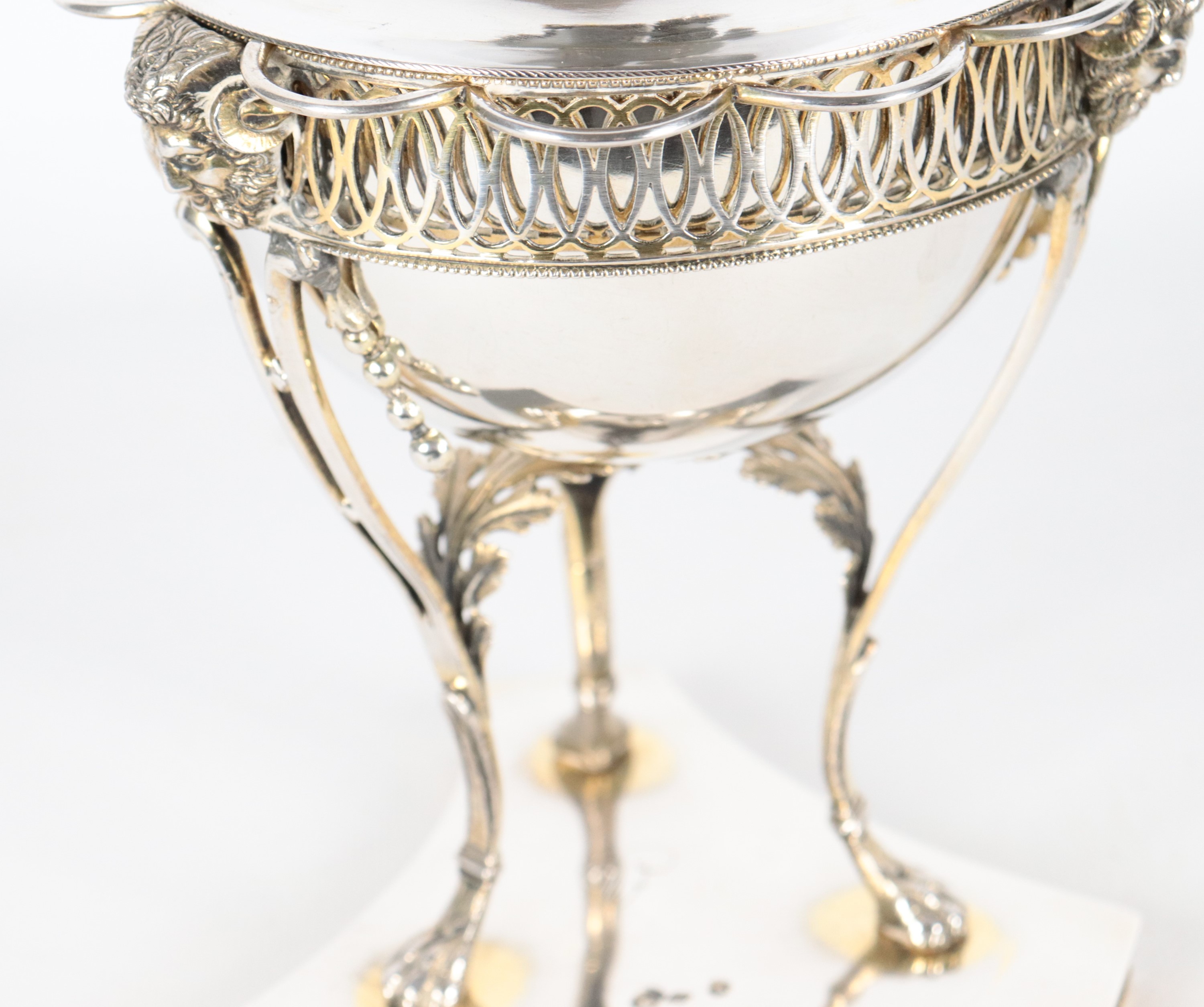 Antica zuccheriera francese in argento Epoca Primo Impero, cesellata e sbalzata con dodici cucchi...