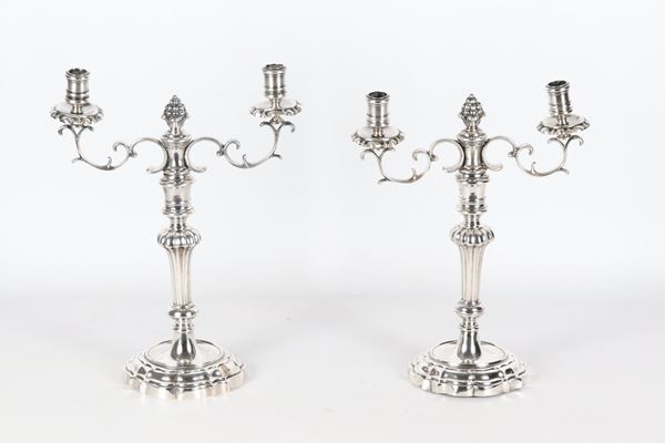 Coppia di antichi candelabri in argento, gr. 1490