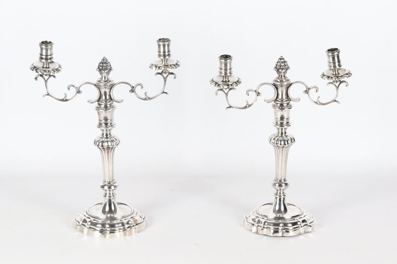 Coppia di antichi candelabri in argento, gr. 1490