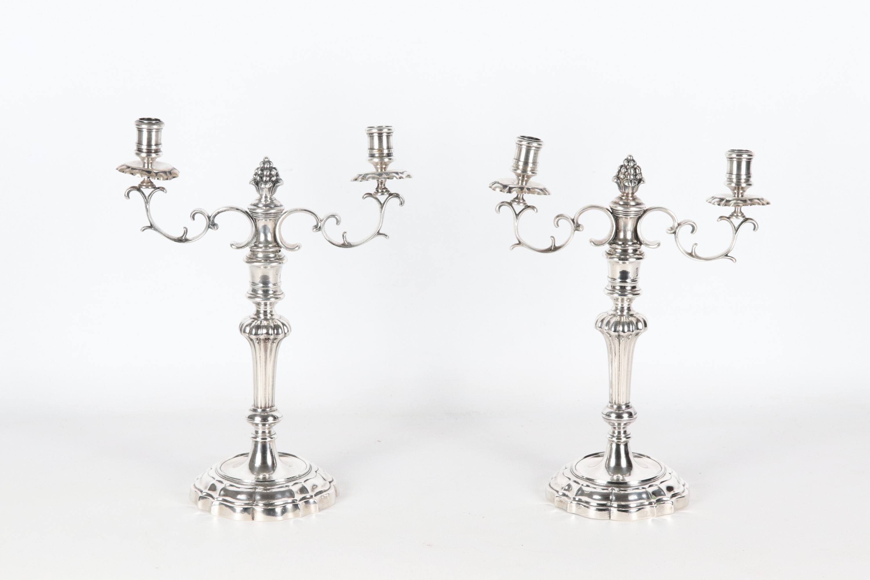 Coppia di antichi candelabri in argento, gr. 1490