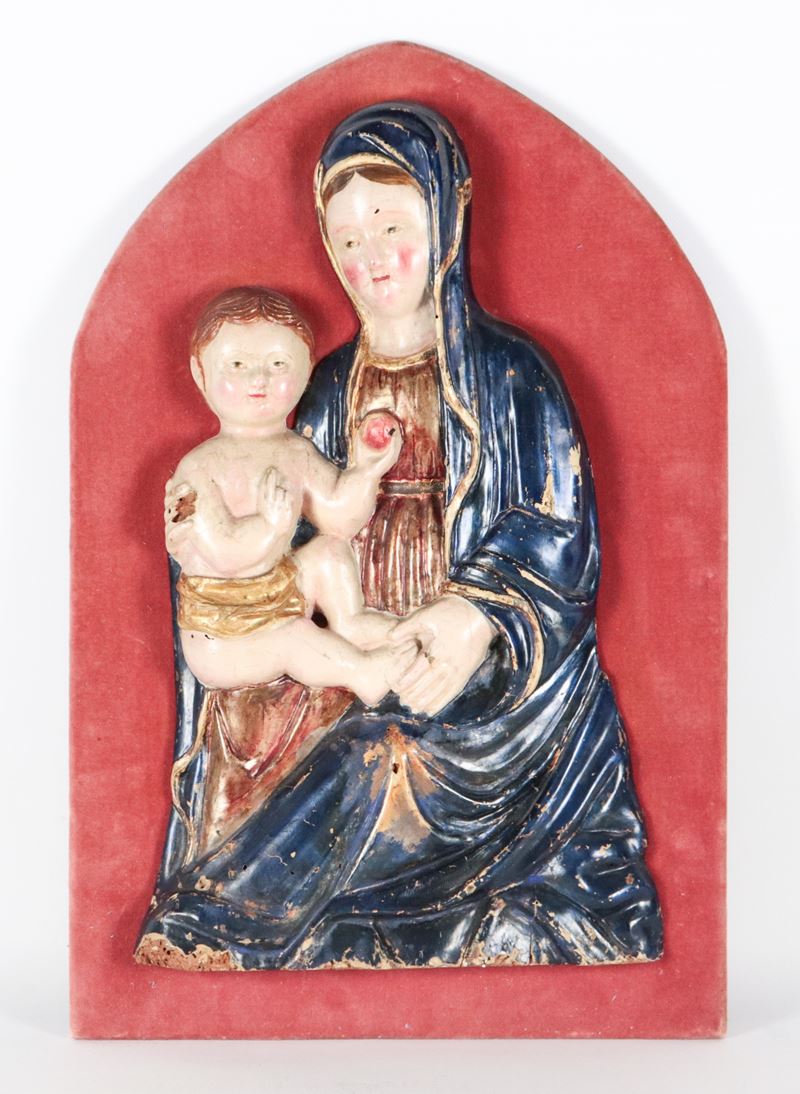 "Madonna col Bambino che regge una mela", antica scultura ad altorilievo in legno policromo, su s...