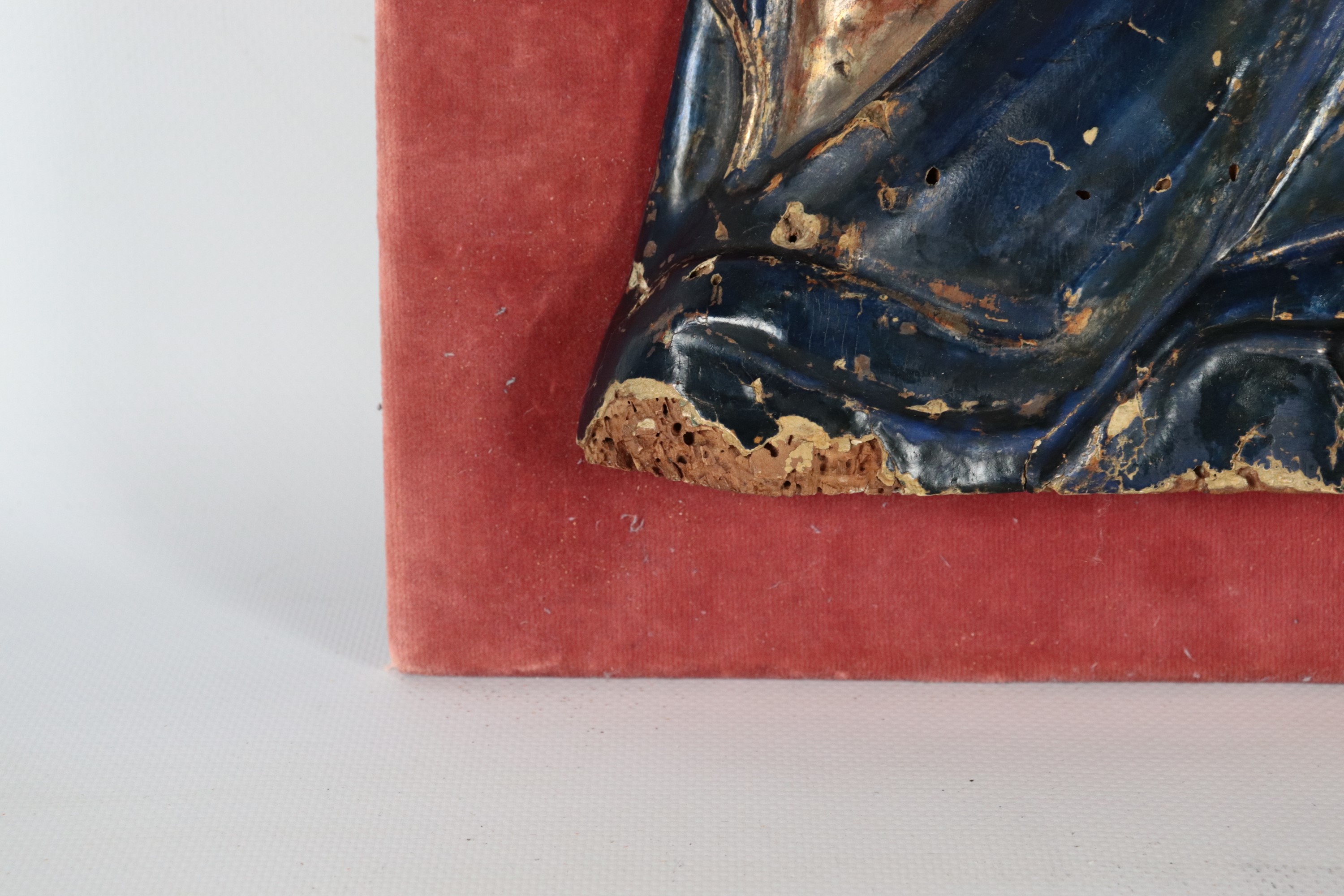 "Madonna col Bambino che regge una mela", antica scultura ad altorilievo in legno policromo, su s...