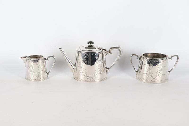 Antico servizio da caffè inglese in sheffield cesellato: caffettiera, lattiera e zuccheriera (3 p...