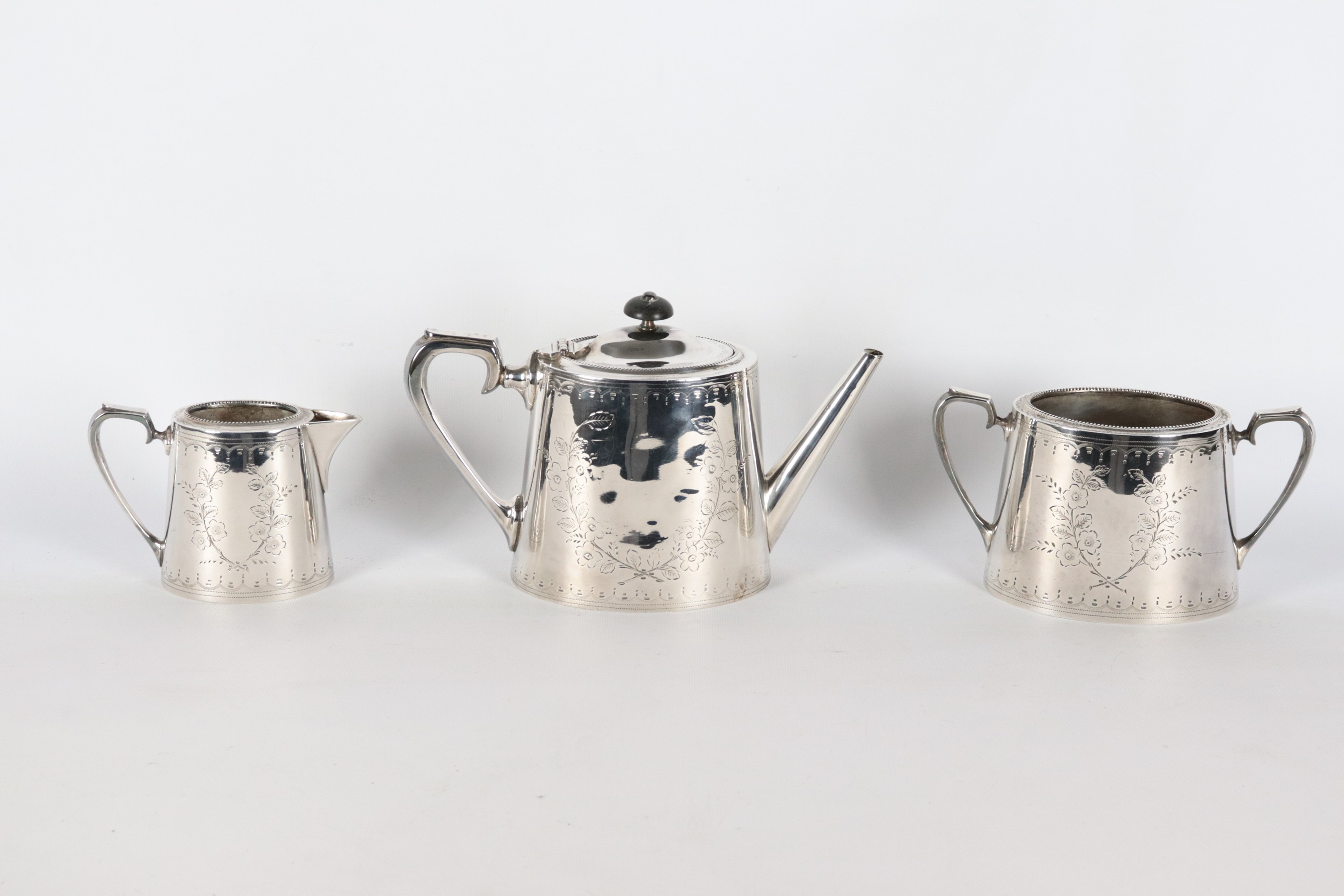 Antico servizio da caffè inglese in sheffield cesellato: caffettiera, lattiera e zuccheriera (3 p...