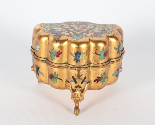 Antico portaprofumo francese in metallo dorato, con coperchio decorato in vari smalti a volute intrecciate floreali, all'interno due flaconi decorati in smalto, sorretto da tre piedini ricurvi