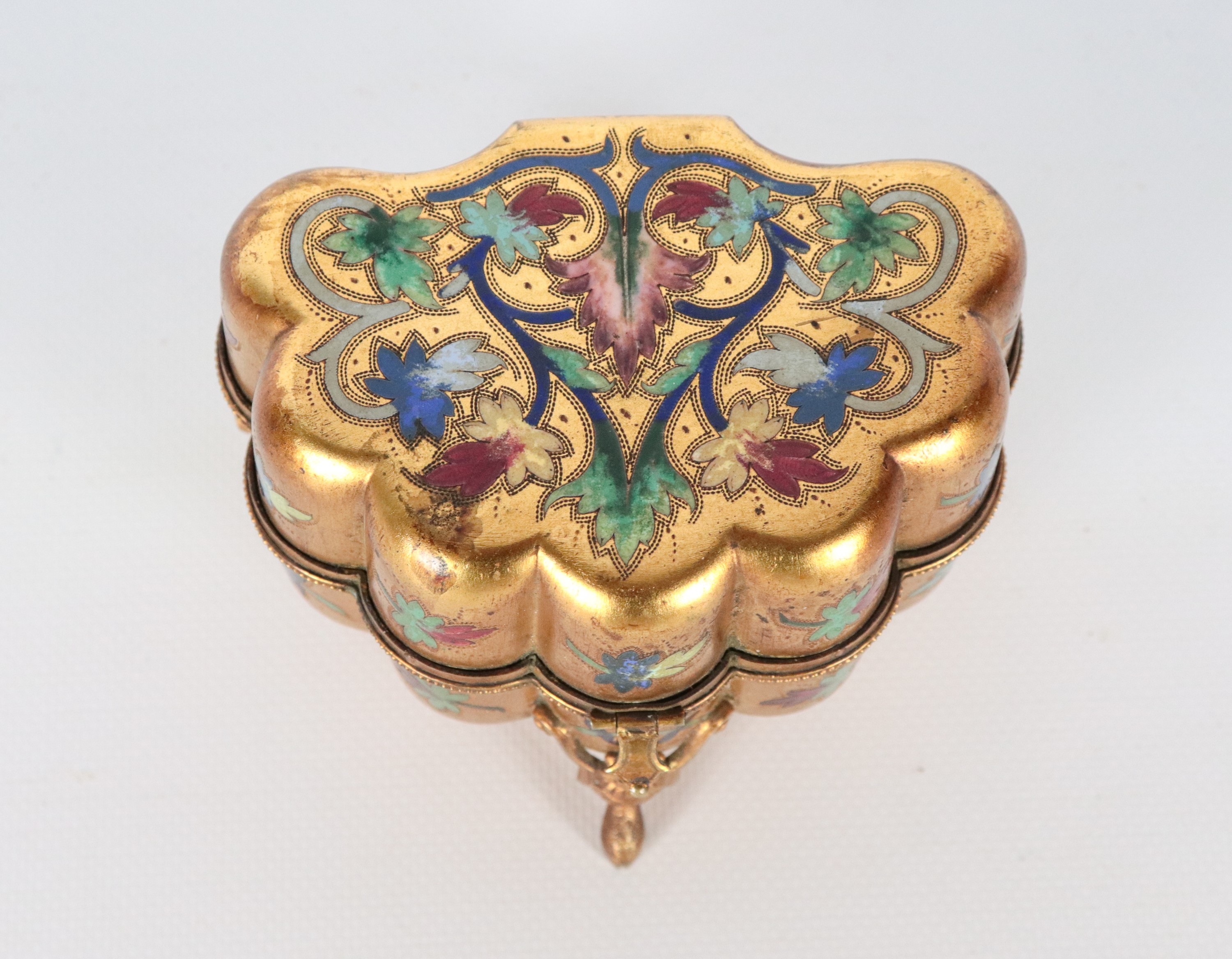 Antico portaprofumo francese in metallo dorato, con coperchio decorato in vari smalti a volute in...