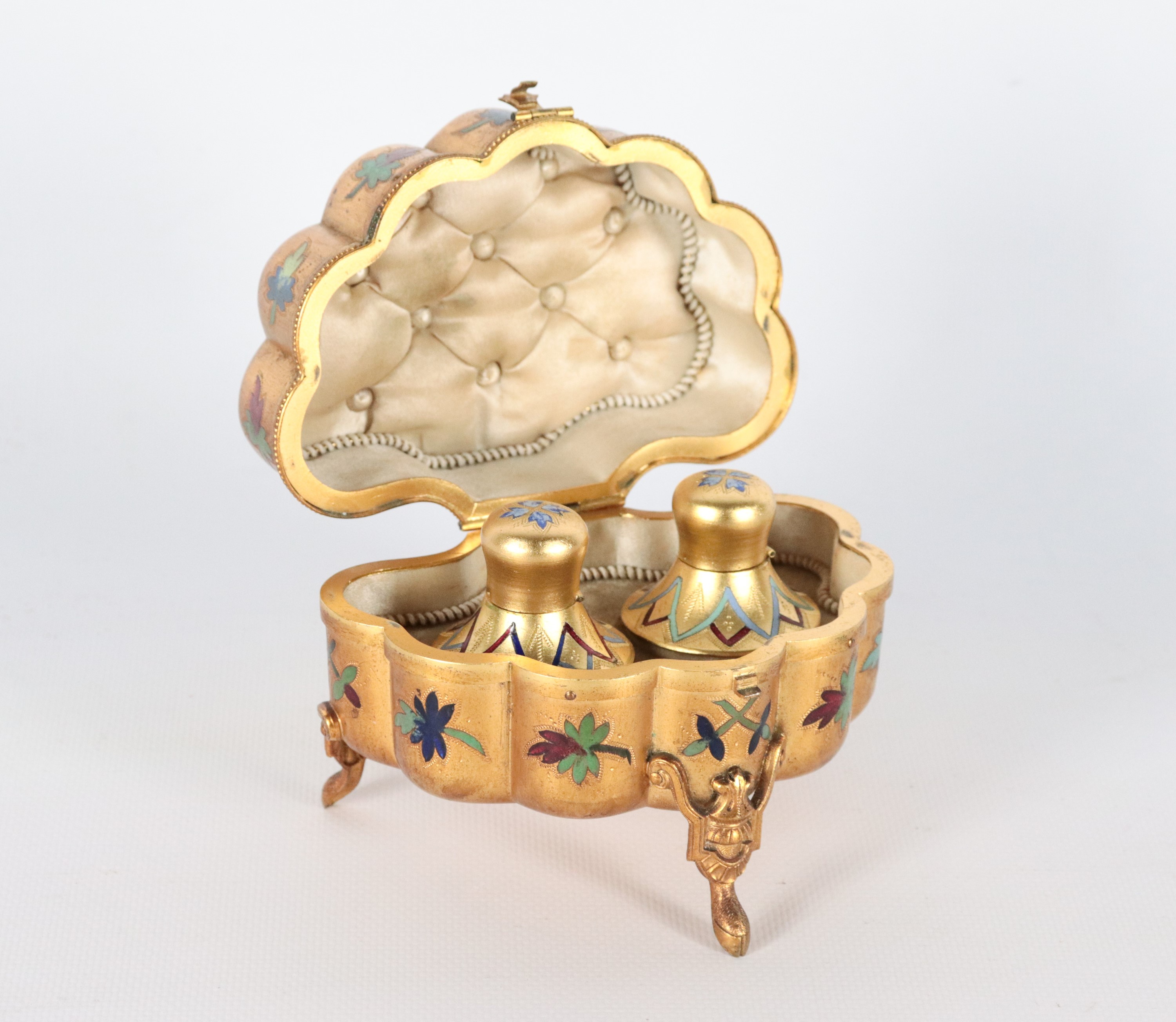 Antico portaprofumo francese in metallo dorato, con coperchio decorato in vari smalti a volute in...
