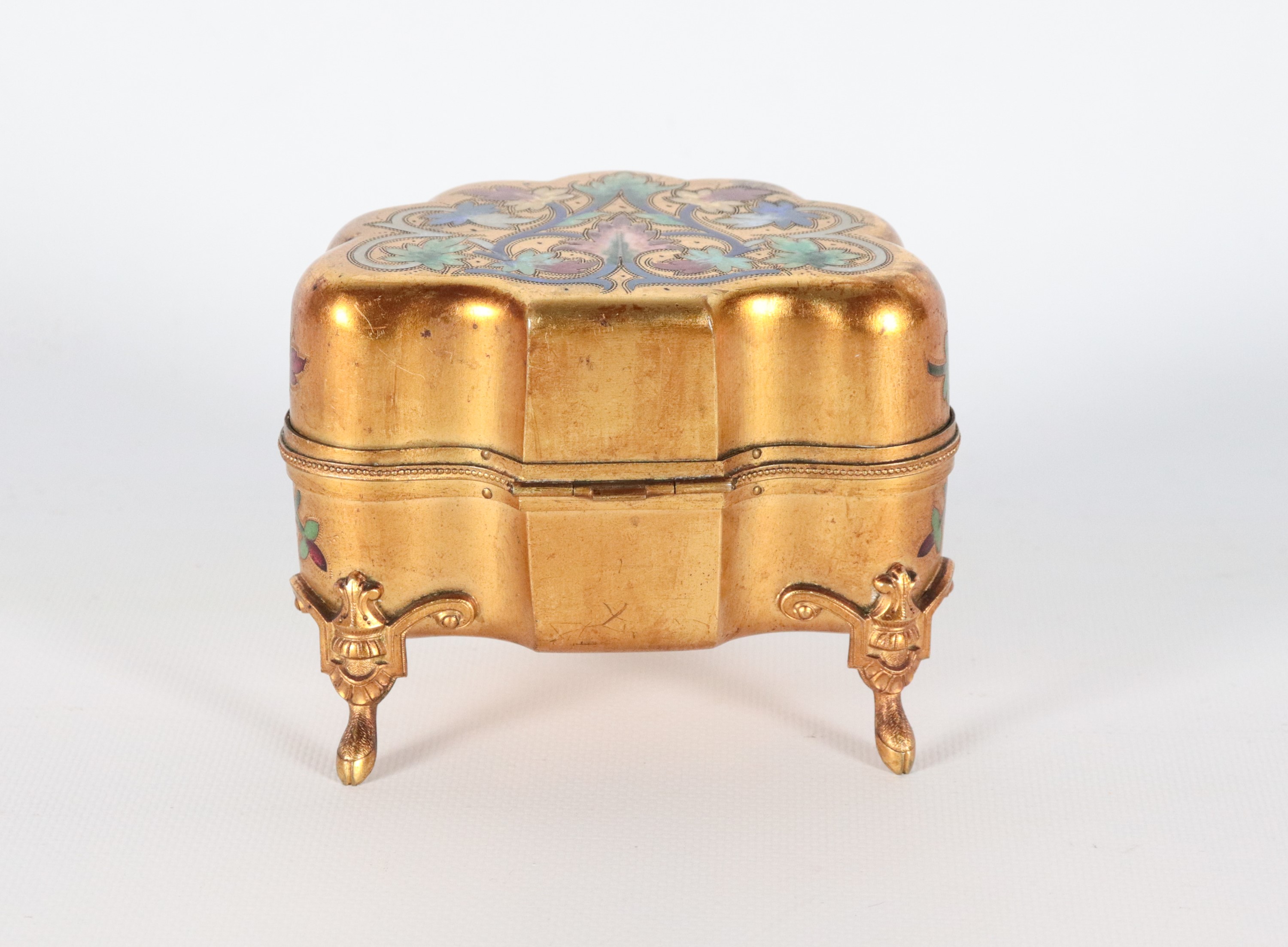 Antico portaprofumo francese in metallo dorato, con coperchio decorato in vari smalti a volute in...