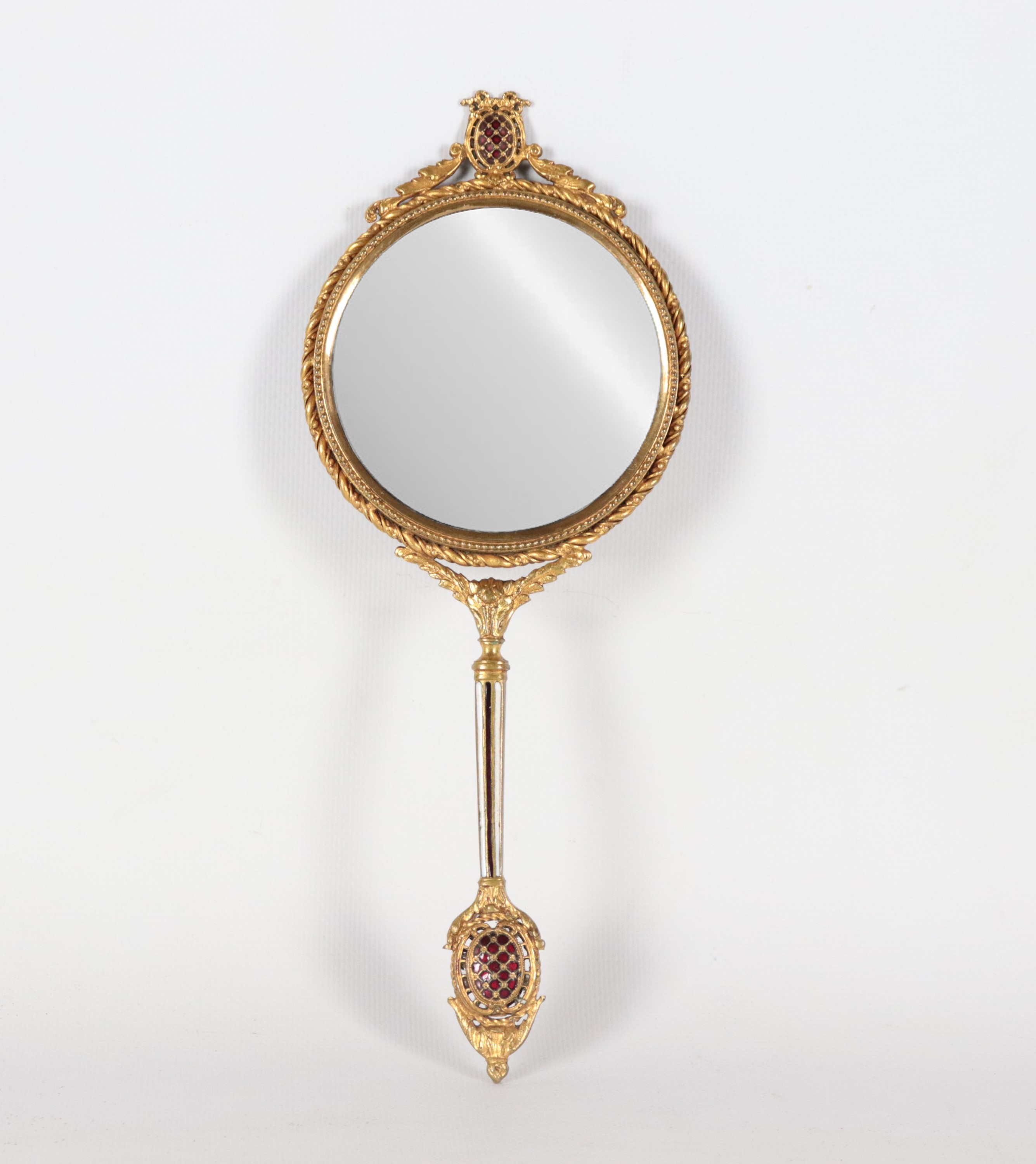 Antico specchio da toletta francese in metallo dorato e cesellato con guarnizioni in smalto rosso...