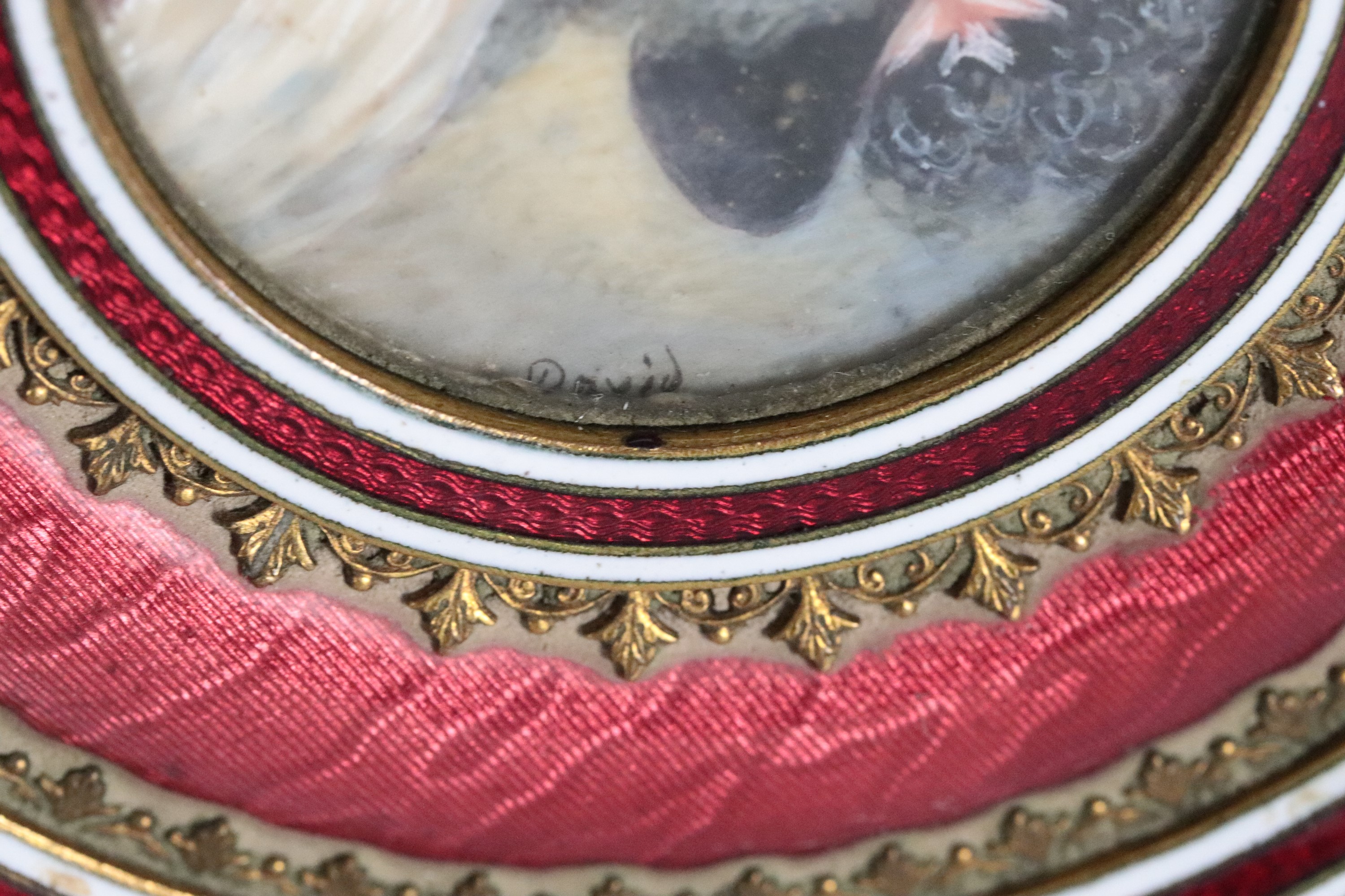 Antico specchio da toletta francese in metallo dorato e cesellato con guarnizioni in smalto rosso...