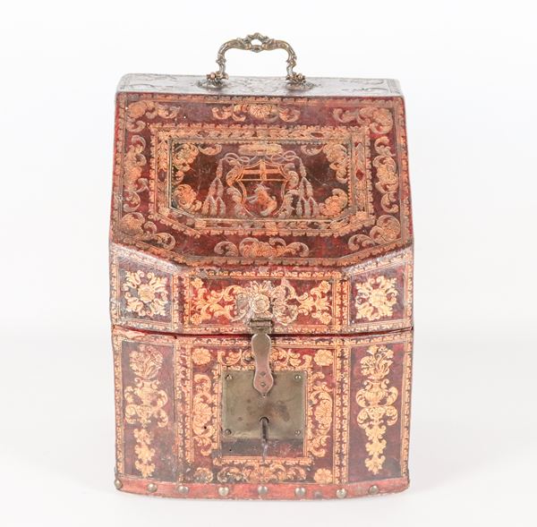 Antico bauletto portacarte da viaggio in cuoio testa di moro, con decorazioni dorate impresse a fuoco a motivi Luigi XIV e stemma cardinalizio sul coperchio, difetti. Inizio XVIII Secolo
