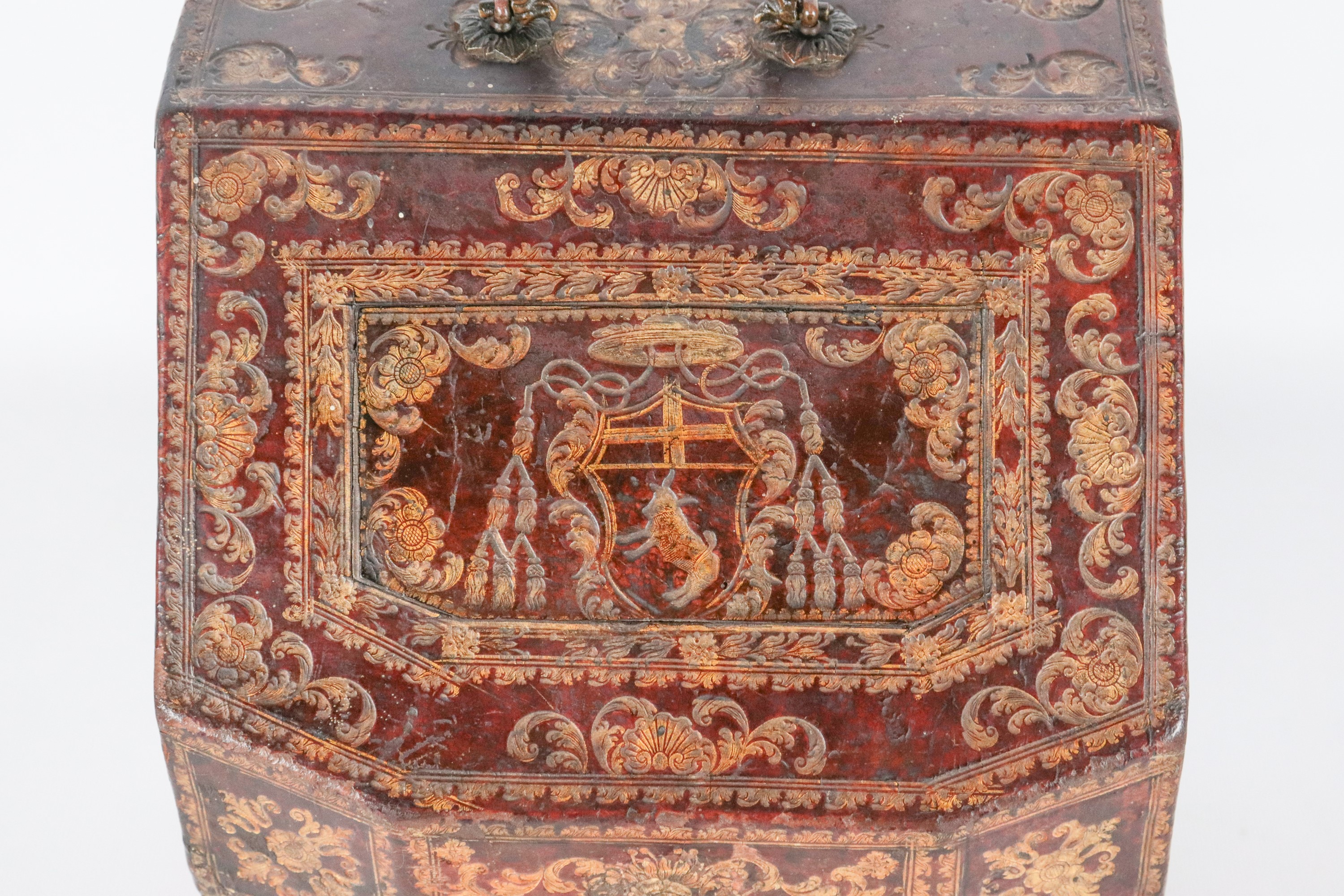 Antico bauletto portacarte da viaggio in cuoio testa di moro, con decorazioni dorate impresse a f...