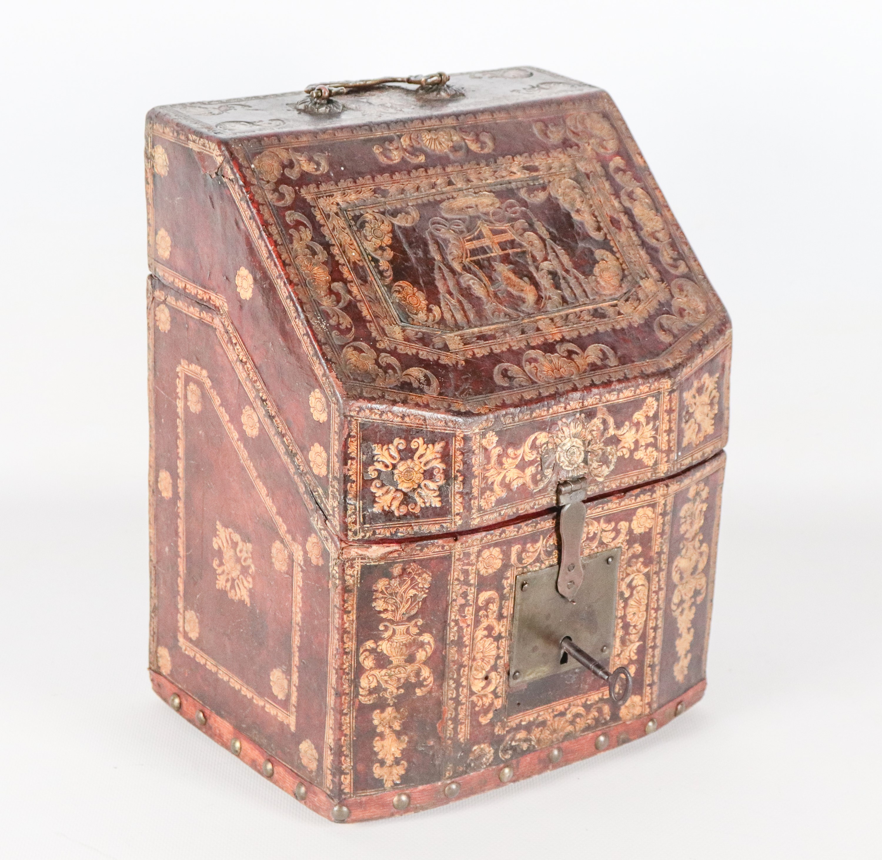 Antico bauletto portacarte da viaggio in cuoio testa di moro, con decorazioni dorate impresse a f...