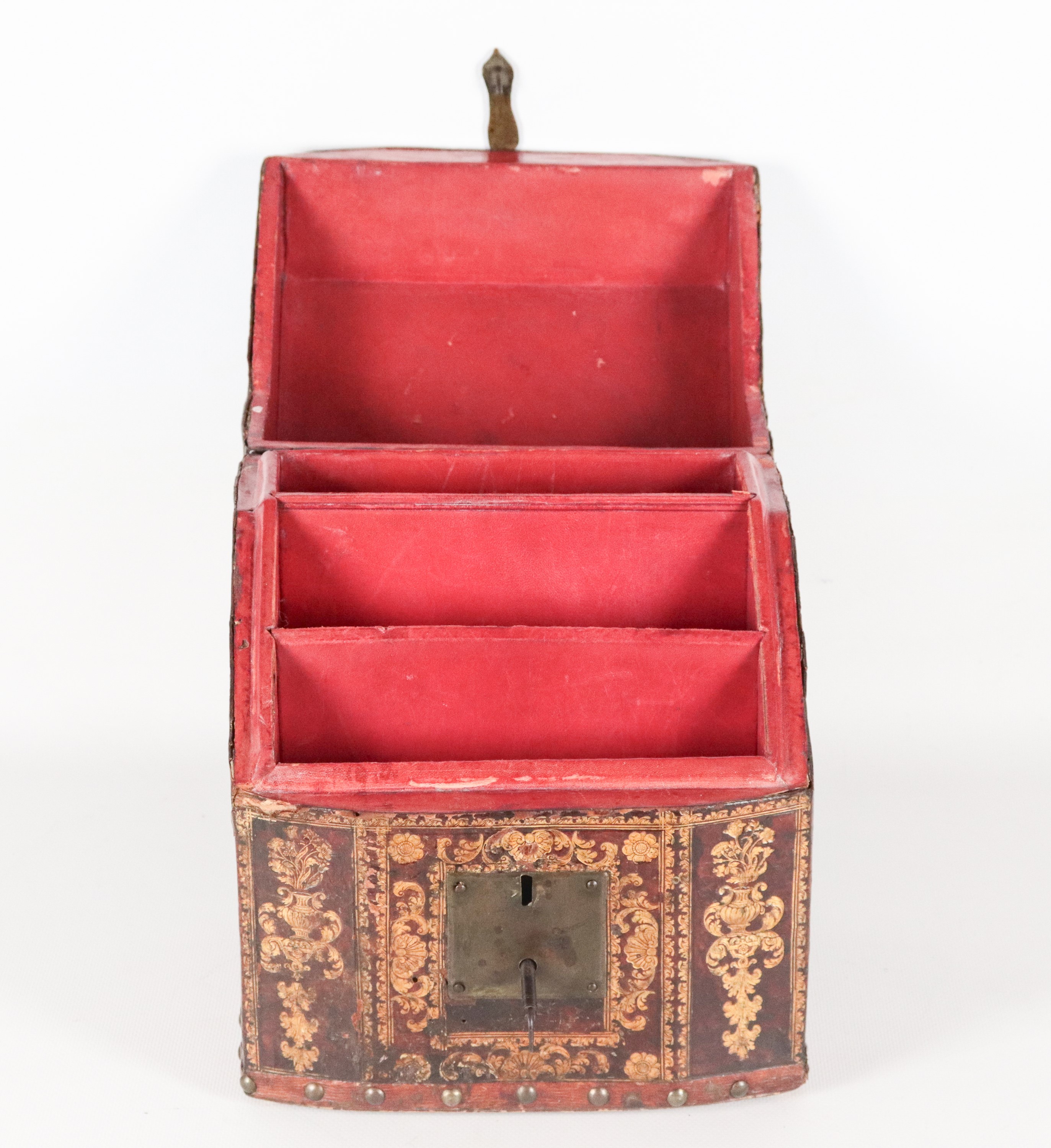 Antico bauletto portacarte da viaggio in cuoio testa di moro, con decorazioni dorate impresse a f...