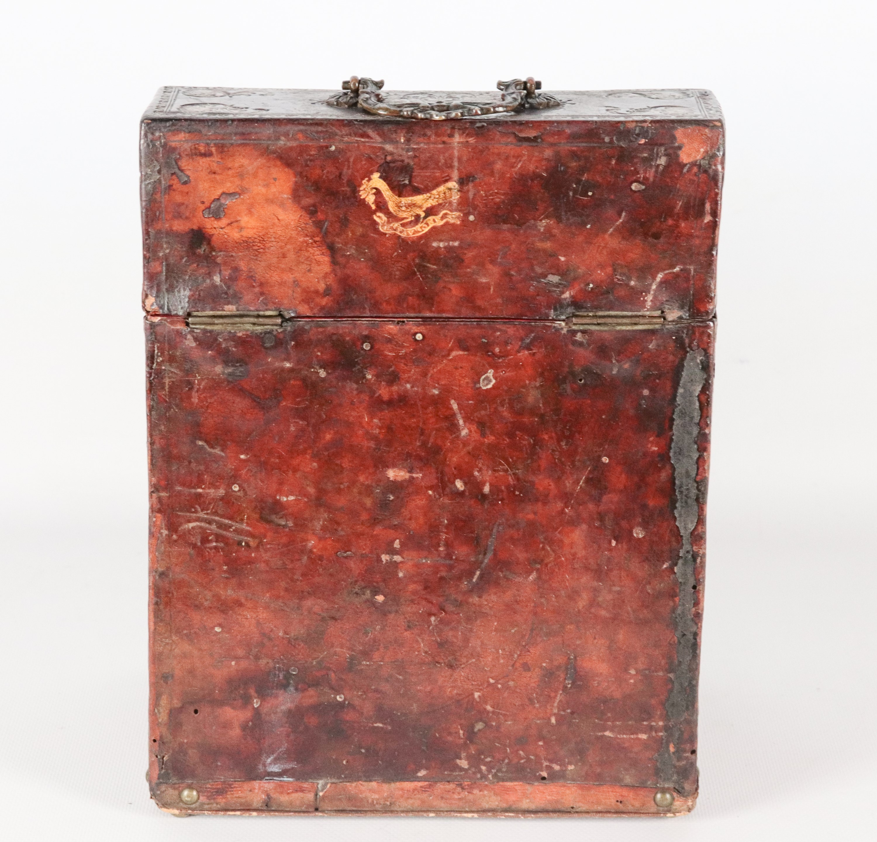 Antico bauletto portacarte da viaggio in cuoio testa di moro, con decorazioni dorate impresse a f...