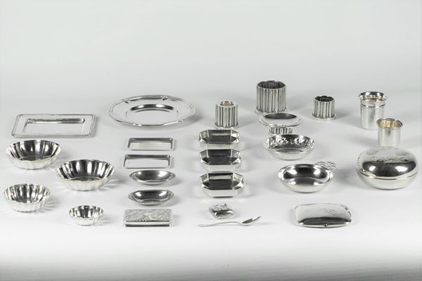 Lot in chiseled and embossed silver