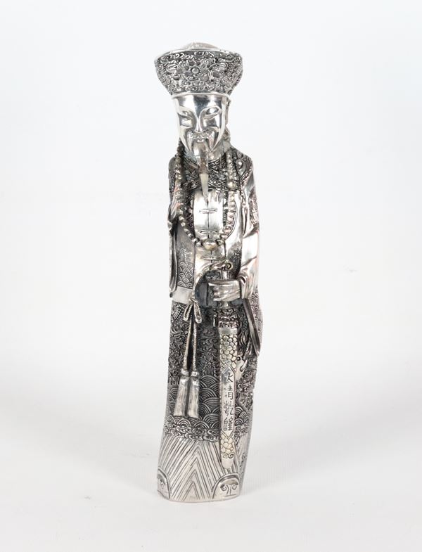 "Mandarino", statuina cinese rivestita in metallo argentato sbalzato e cesellato