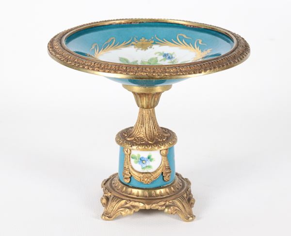 Antica piccola alzatina francese in porcellana celeste di Sevres, con medaglioni a motivi floreali e guarnizioni in bronzo dorato e cesellato