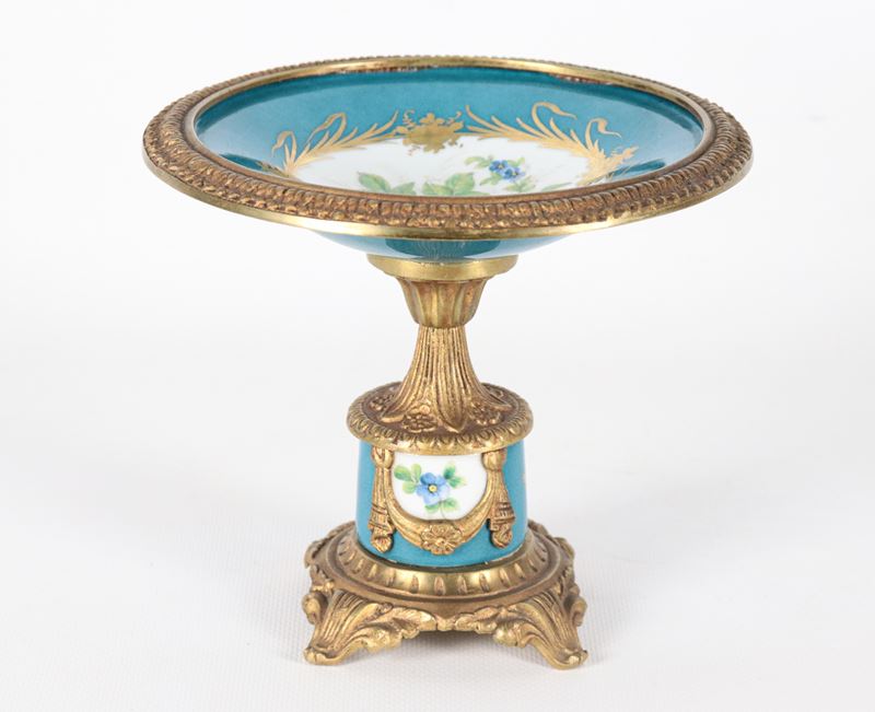 Antica piccola alzatina francese in porcellana celeste di Sevres, con medaglioni a motivi floreal...