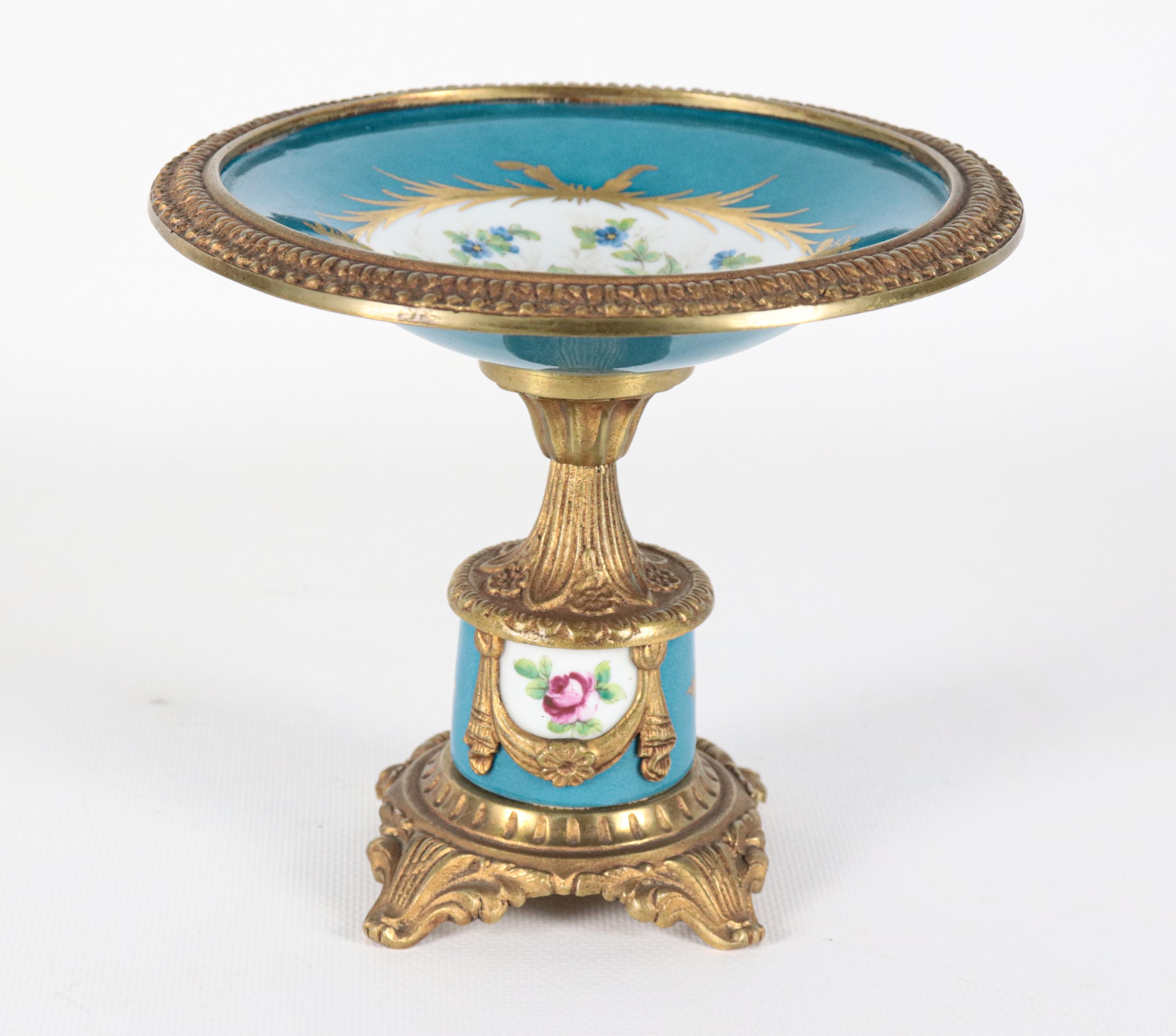 Antica piccola alzatina francese in porcellana celeste di Sevres, con medaglioni a motivi floreal...