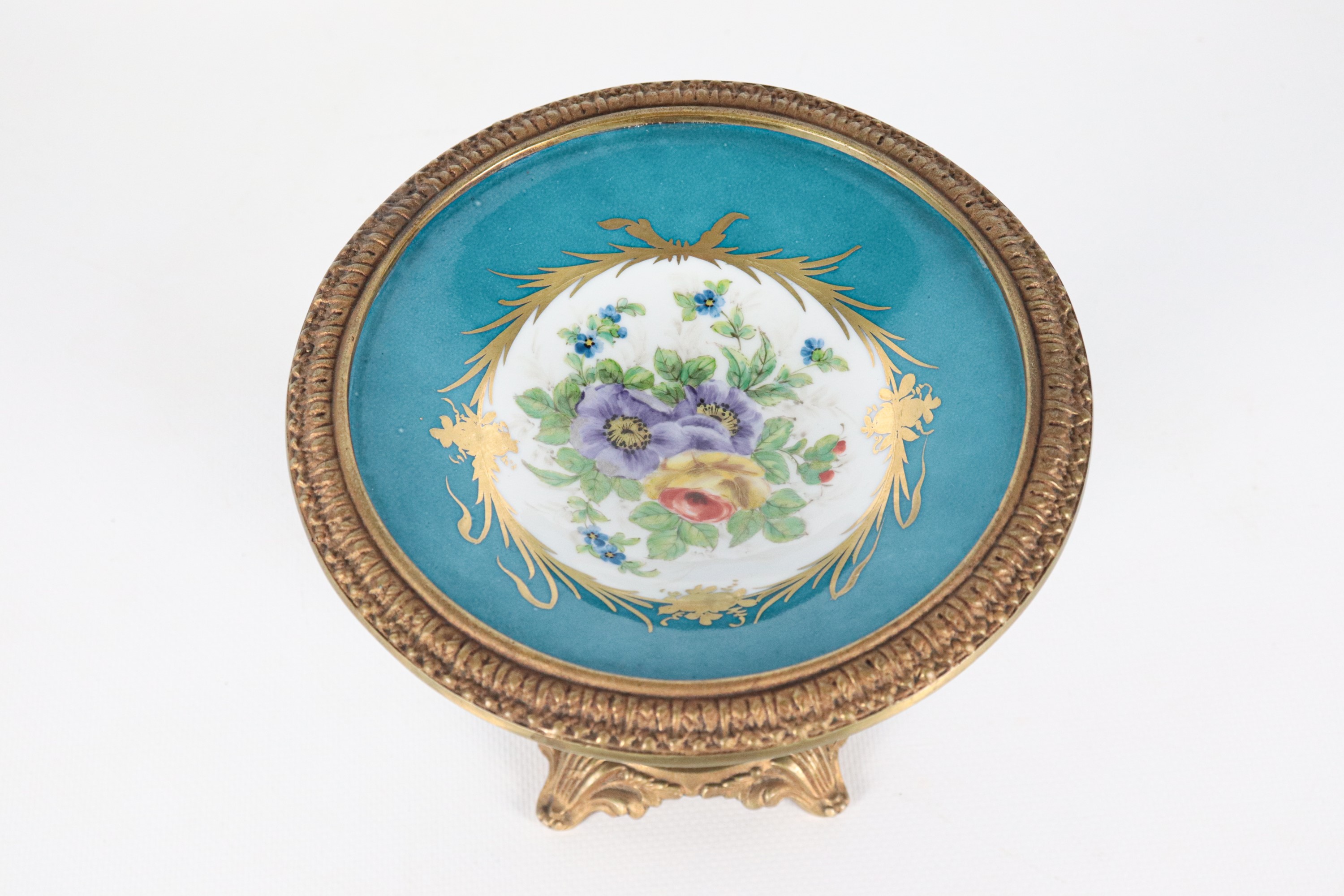 Antica piccola alzatina francese in porcellana celeste di Sevres, con medaglioni a motivi floreal...