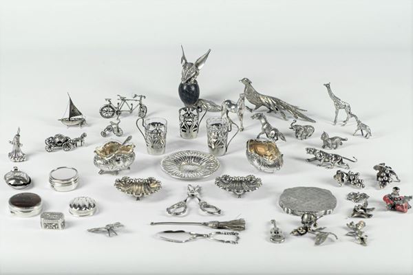 Lot in chiseled and embossed silver