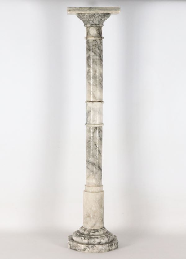 Piccola colonna Liberty in marmo grigio venato
