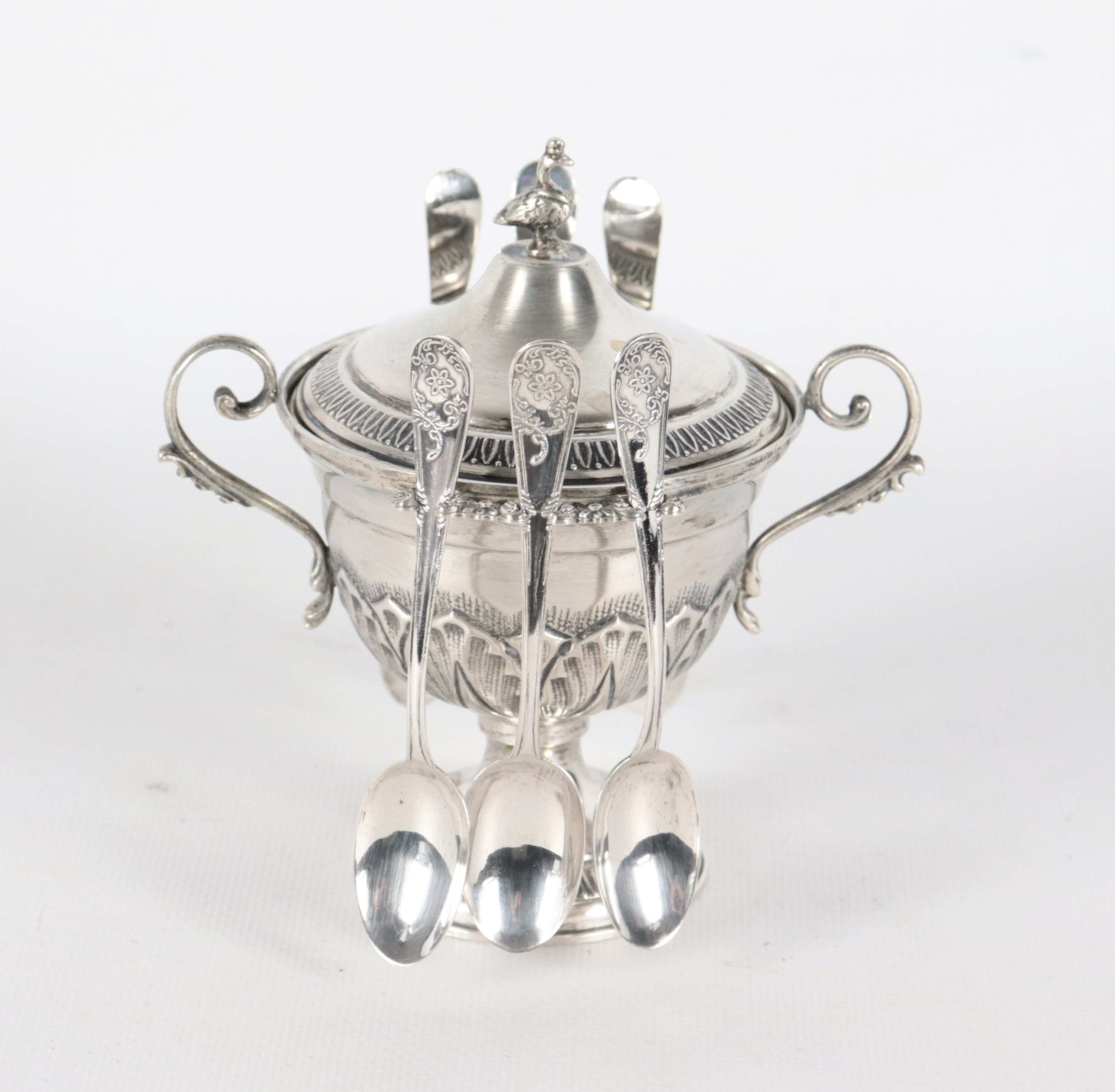 Piccola zuccheriera in argento cesellato e sbalzato, a forma di anfora con sei cucchiaini, gr. 13...