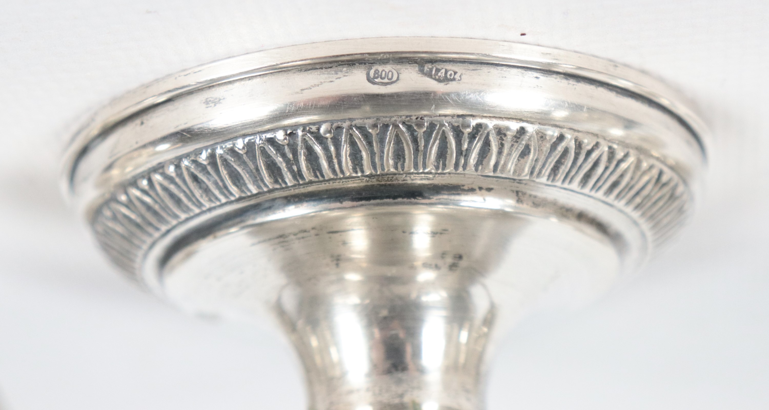 Piccola zuccheriera in argento cesellato e sbalzato, a forma di anfora con sei cucchiaini, gr. 13...