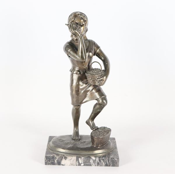Piccola scultura in bronzo "Contadina con cesto d'uva". Firmata. Basetta in marmo