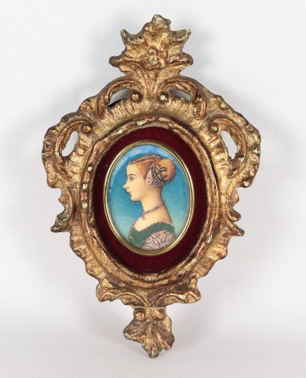 "Ritratto di giovane nobildonna", miniatura ovale dipinta in cornicetta in legno dorato e intagliato