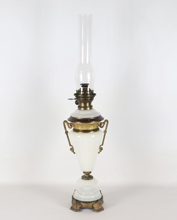 Antica lampada a petrolio francese in opaline bianca, con manici e base in bronzo dorato e sbalzato