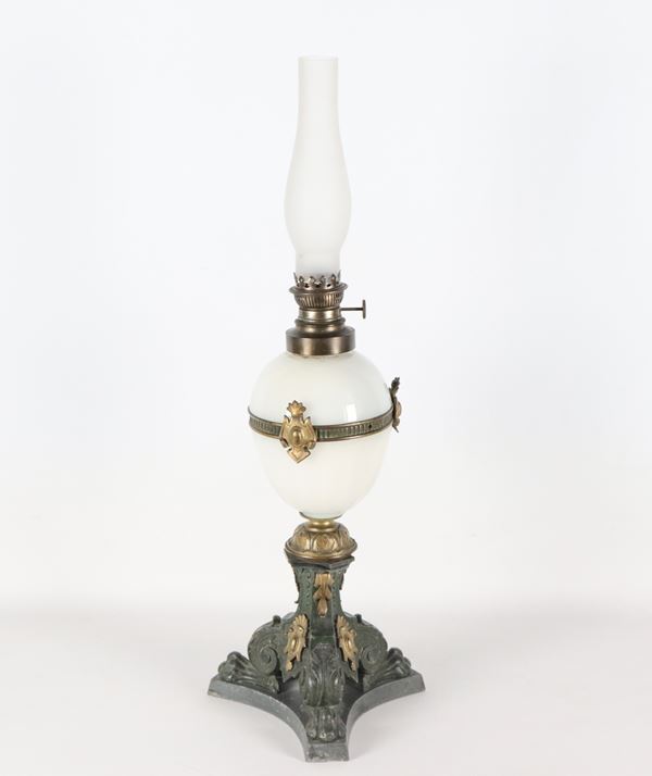 Antica lampada a petrolio francese in opaline bianca, con guarnizioni e base in bronzo patinato e dorato