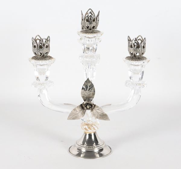 Candelabro in cristallo e argento cesellato e sbalzato, quattro fiamme