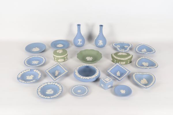 Lotto di venti piccoli oggetti in porcellana Wedgewood celeste e verde con decorazioni a motivi neoclassici