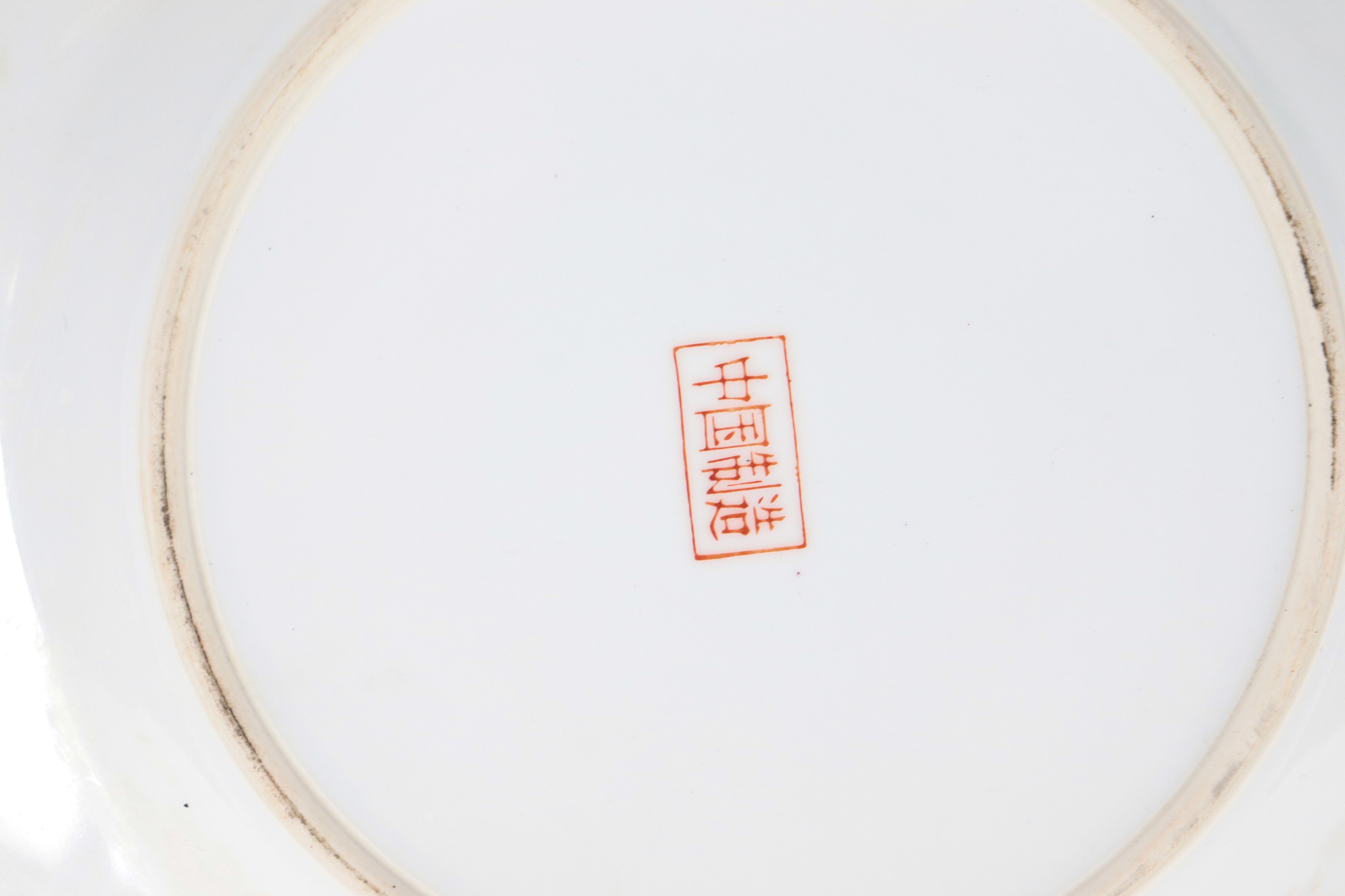 Lotto di dodici piatti da muro in porcellana cinese, interamente decorati e variopinti a motivi f...