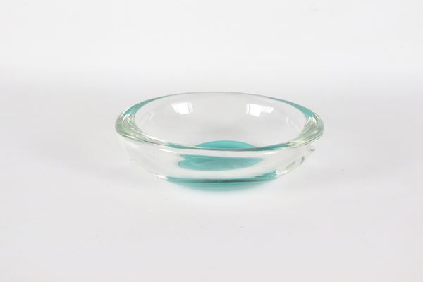 Venini. Posacenere ovale in vetro soffiato di Murano trasparente e verde. Firma a punta Venini Italia