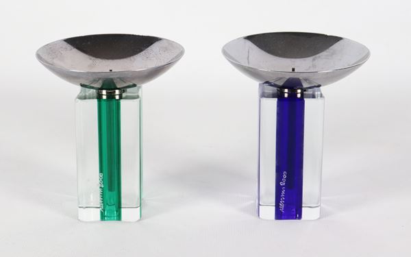 Venini. Coppia di portacandele Candelboi blu e verde smeraldo, in vetro soffiato di Murano e metallo cromato. Firma a punta Venini 2000