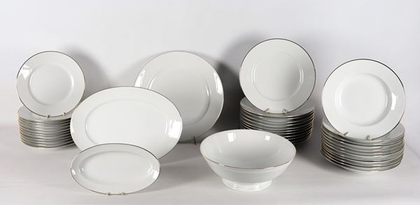 Servizio di piatti in porcellana bianca Richard Ginori con bordi dorati: dodici fondine, dodici piatti piani, dodici piatti piccoli, insalatiera, un piatto tondo da portata e due piatti ovali da portata, no grande e uno piccolo (40 pz.)