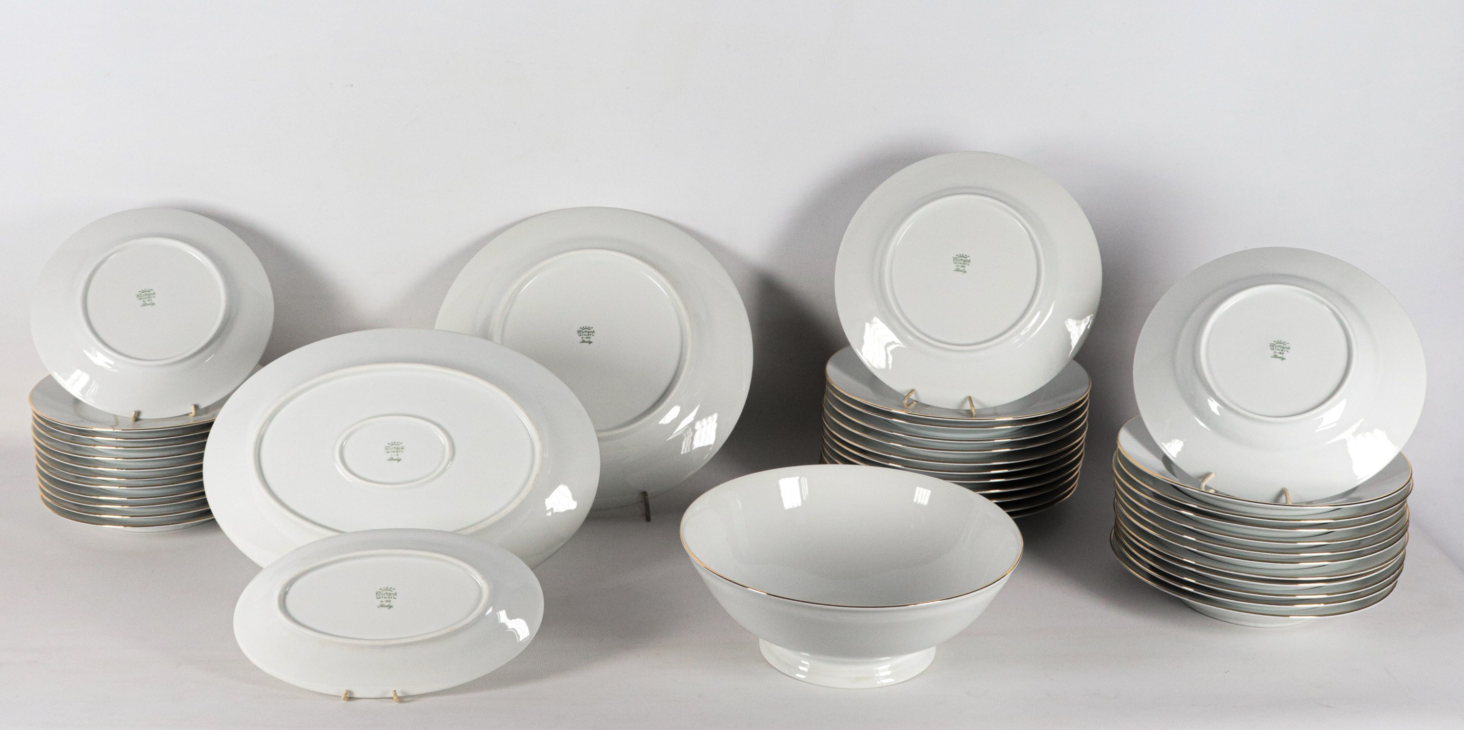 Servizio di piatti in porcellana bianca Richard Ginori con bordi dorati: dodici fondine, dodici p...