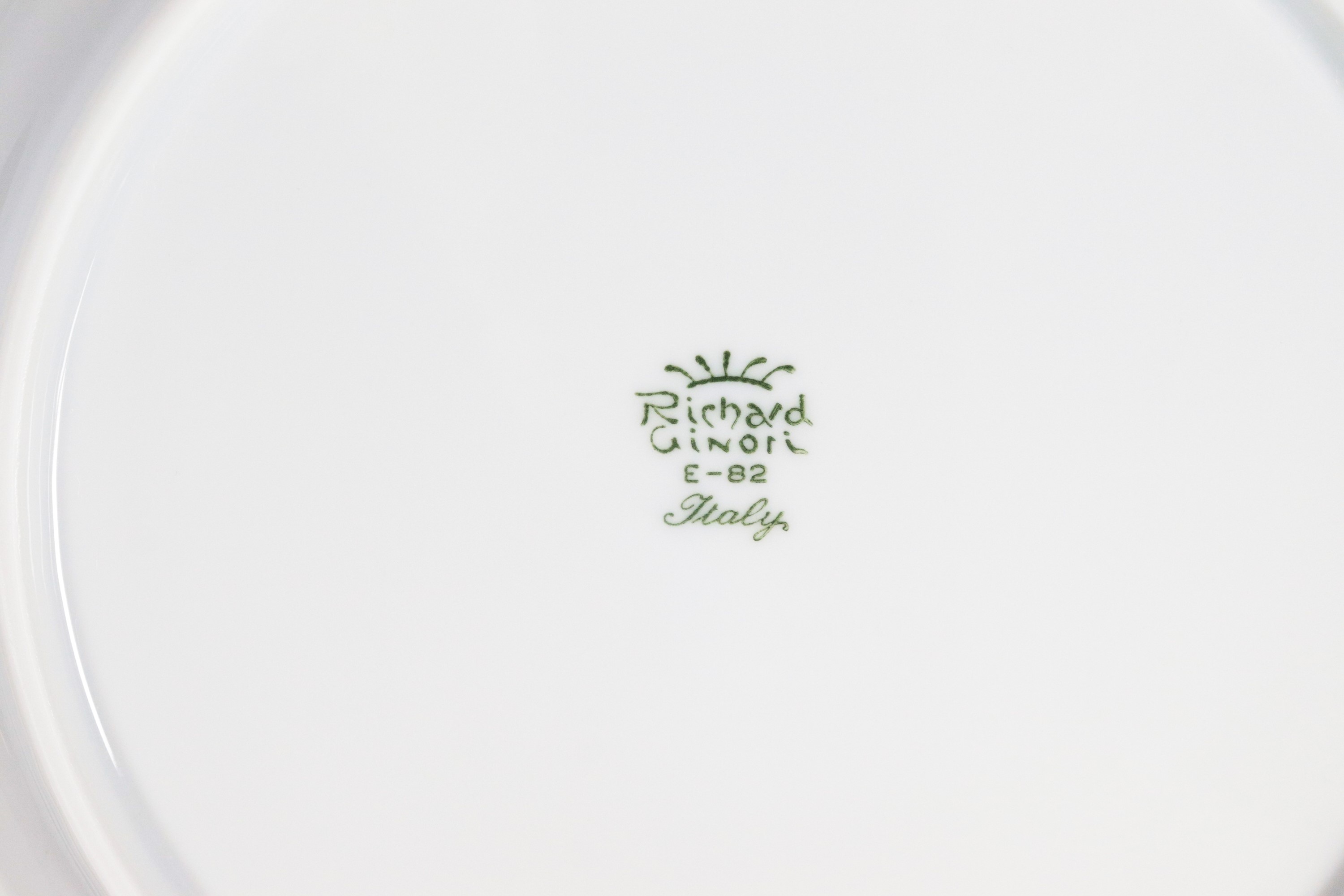 Servizio di piatti in porcellana bianca Richard Ginori con bordi dorati: dodici fondine, dodici p...