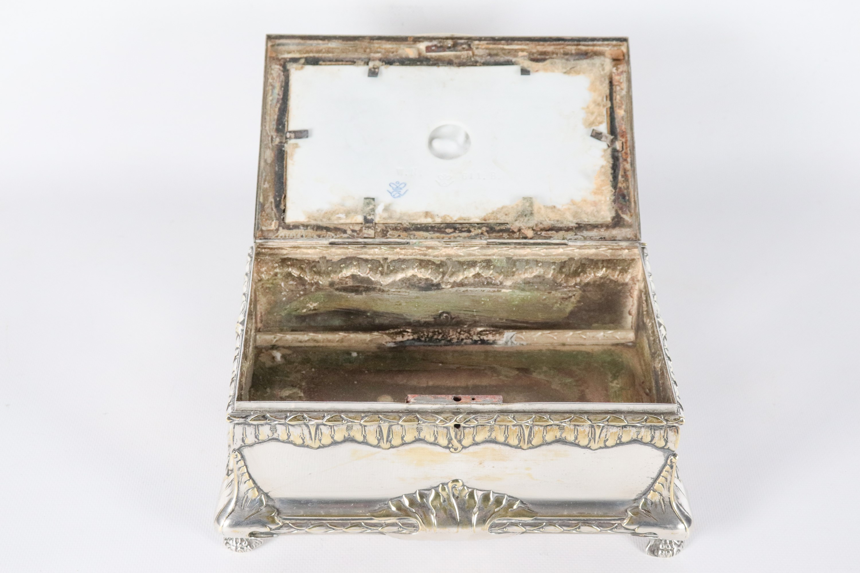 Antico scrigno in metallo argentato, sbalzato e cesellato, sul coperchio placca in biscuit bianco...